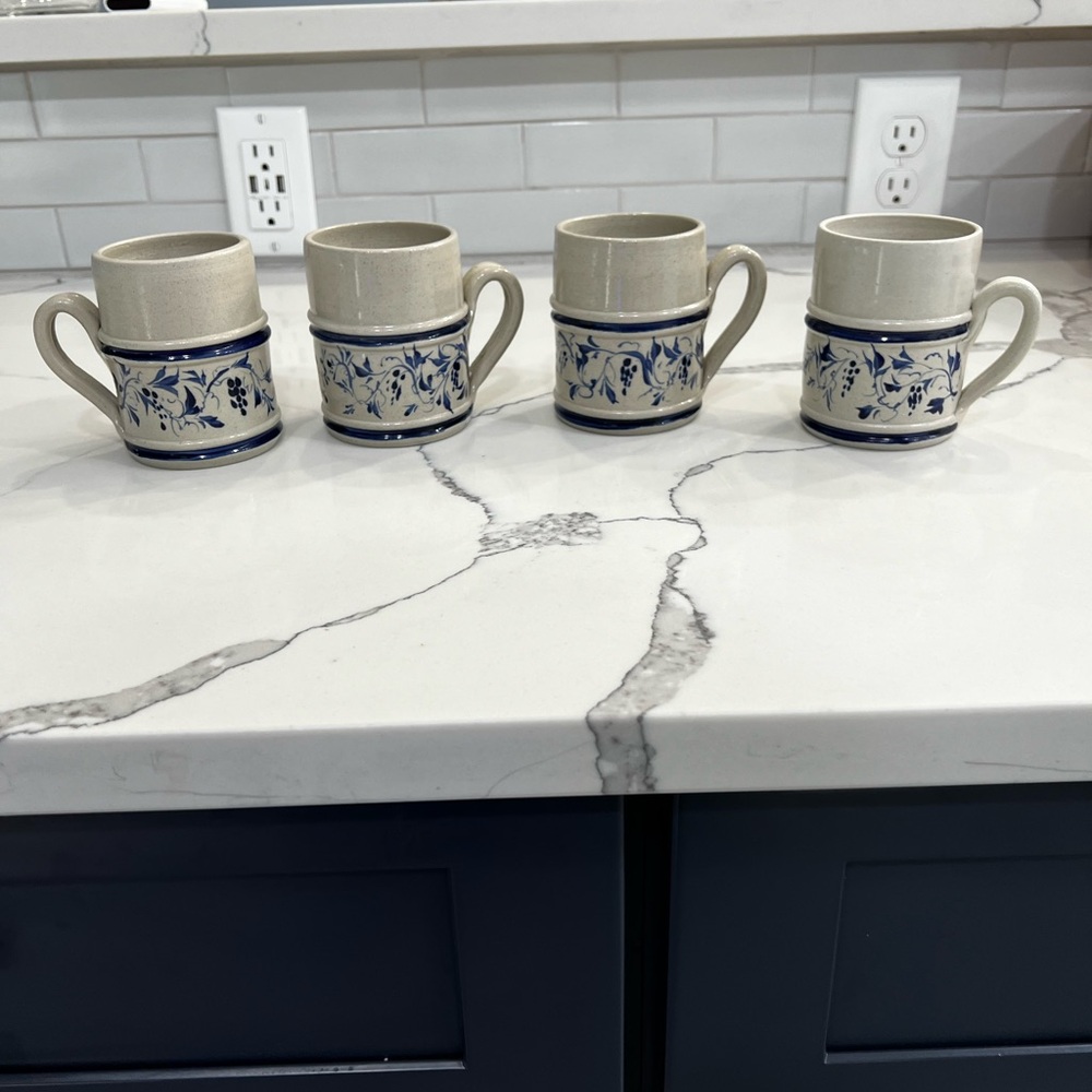 1998 WILLIAMSBURG WPF 4 SALT GLAZED STONEWARE COBALT BLUE/GRAY GRAPES MUGS MINT